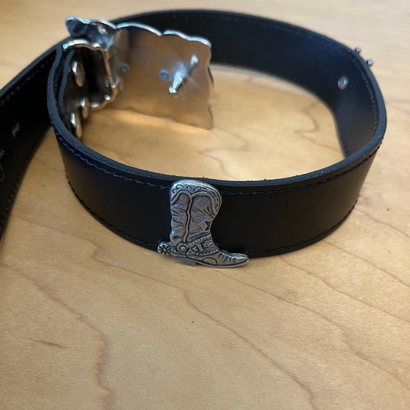 Wrangler Western Handcrafted Leather Belt with Silver-Tone Studded Detailing - Picture 2 of 5